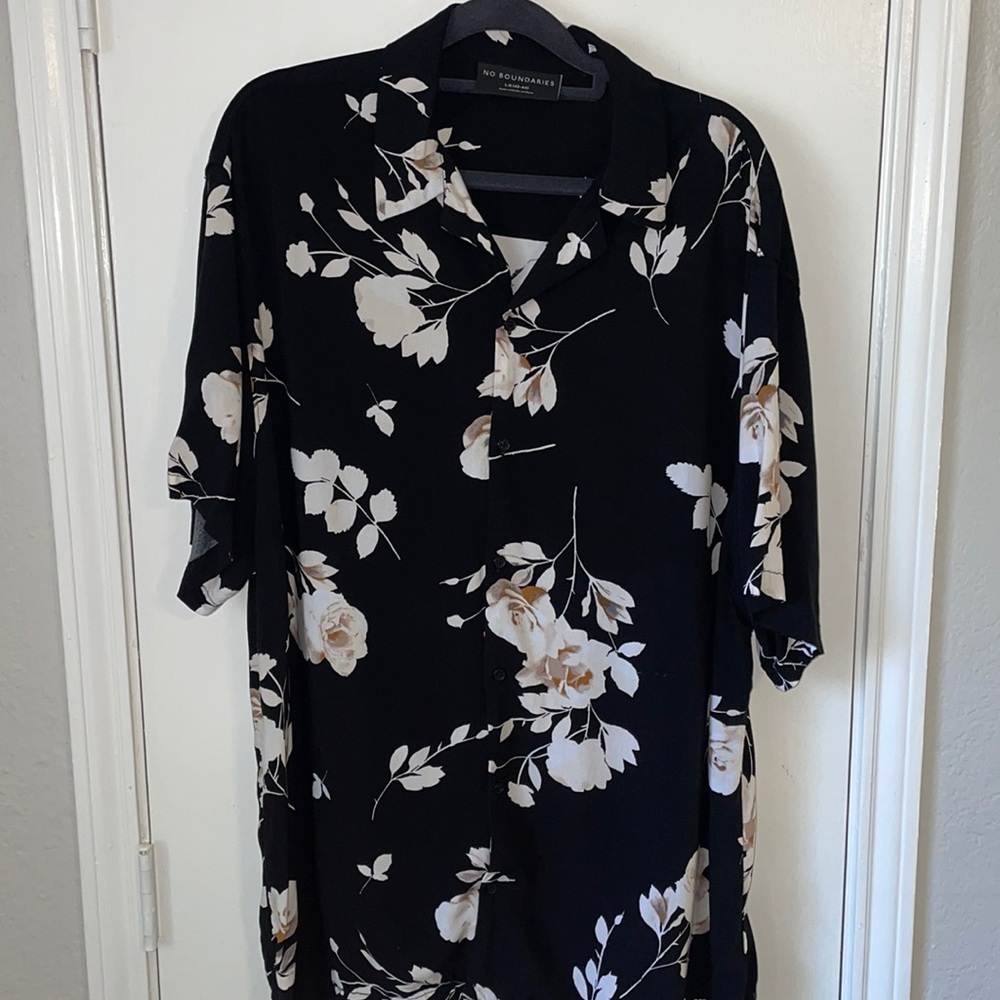 Men’s Short Sleeve Floral Button Up Size L fits like an XL